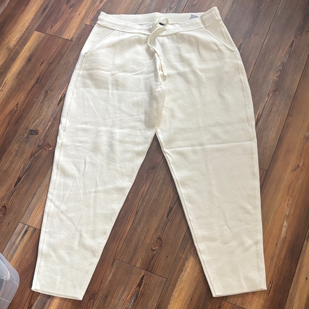 Banana Republic Cream Sweatpants in lenzing ecovero fabric Large NWT $110